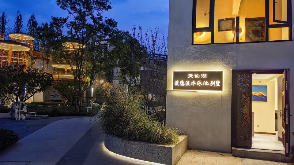 Fuxian Lake Xiyin Temperature Water Pool Villa