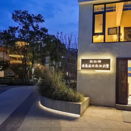 Fuxian Lake Xiyin Temperature Water Pool Villa