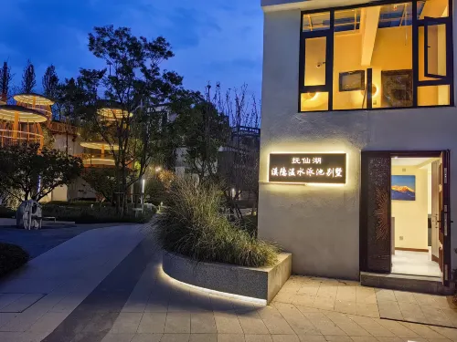 Fuxian Lake Xiyin Temperature Water Pool Villa