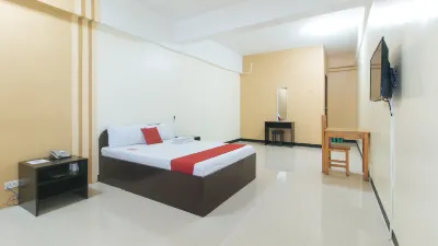 RedDoorz Near SM City Muntinlupa Hotels near AMA Computer Learning College