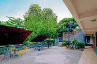 Fenghuangxi Holiday Hotel Hotels near Black Dragon Pool