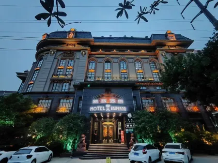 Emperor Boutique Hotel (Shangqiu Shenhuo Avenue) Отели рядом с достопримечательностью «Shangqiu Institute of Technology»