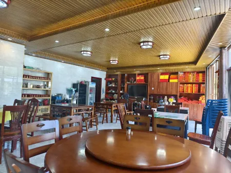 Mingjing Mountain House on the halfway of Hengshan Mountain Отели рядом с достопримечательностью «Zhurong Peak»