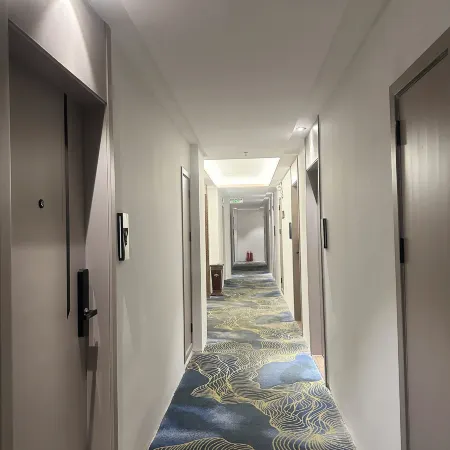 Cenxi Land, Sea and Air Hotel