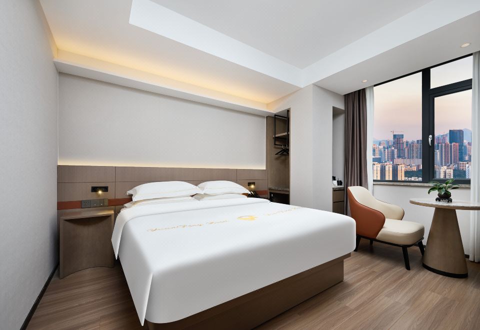 위안펑 호텔의 깔끔하게 정돈된 객실 사진 