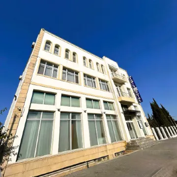 The Family Hotel – Free Massage Отели рядом с достопримечательностью «Крепость Рамана»