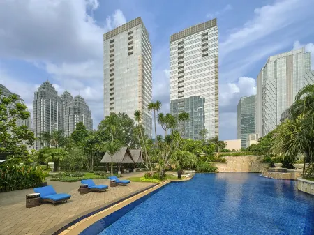 The Residences at The Ritz-Carlton Jakarta, Pacific Place Отели рядом с достопримечательностью «2 AXA Tower»