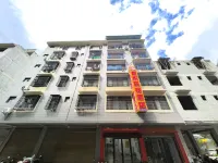鳳山悠悅民宿飯店 福多多超市（中山路店）附近的飯店