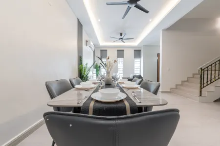 【La Ferringhi Villa】25 pax/Courtyard/Backyard/Bathtub/Pool Table/Mahjong/BBQ Grill/3 mins to beach Отели в г. Бату Ферринги