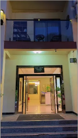 Orchid in a secluded valley  (Zhongling cableway store Отели рядом с достопримечательностью «Jinding Taoist Temples»