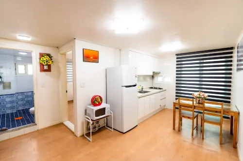 Seoul Yapee guesthouse /Hongik University Sta. .Big House.party room.Two Rooms. - วิลล่า