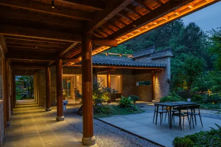 Wudang Mountain Xiaoyao Residence (Xiaoyao Valley Scenic Area Store) Отели рядом с достопримечательностью «Langmei Temple»