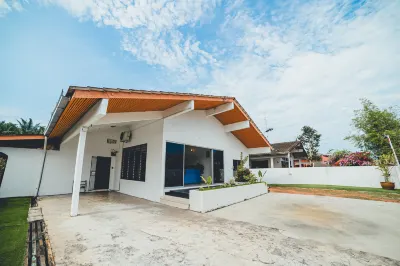 Batu Pahat w Pool table & Karaoke Villa 4BR 16pax