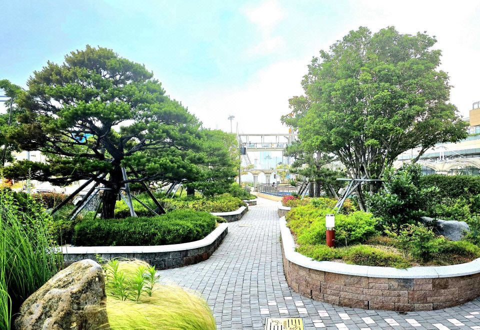 르컬렉티브 부산역 외관