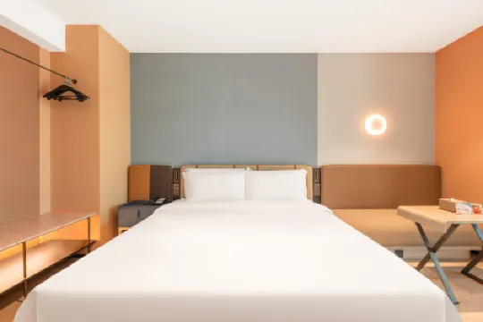 Orange Hotel (Shanghai Bund Waibaidu Bridge)