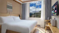 Baiyue Mountain Lodge Hotel (Shangri-La Town Daocheng Yading Scenic Area)