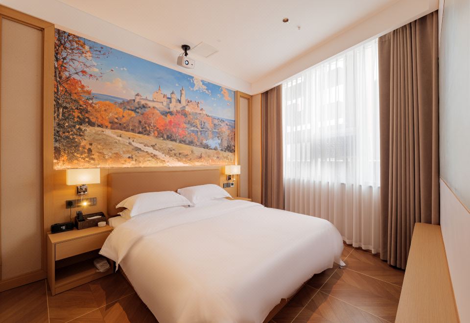 Ouke Smart Hotel의 깔끔하고 현대적인 객실 인테리어