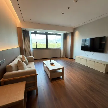Pan'an Hongting University Hotel