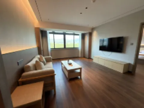 Pan'an Hongting University Hotel