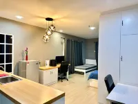 Champs Elysees King Studio + Corner Sunset View - 3 ดาว