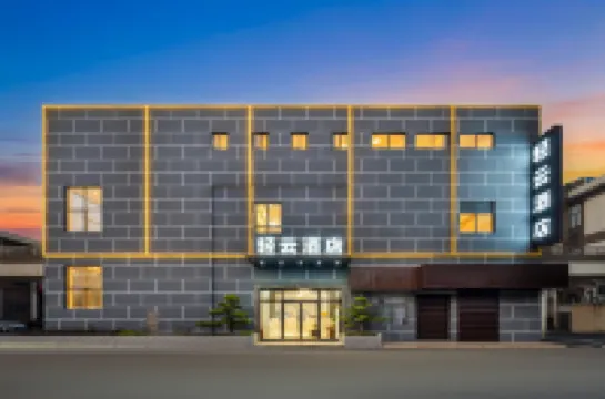 輕雲飯店（珠海斗門御溫泉店） 白兔瓷磚三磚融合文化體驗館（大濠沖）附近的飯店