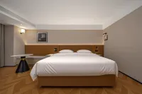 Huiyue High-Rise Hotel (Wuhan Hongshan District Guanggu Plaza) - Esports