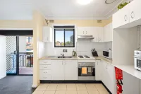 Peaceful Rooms – Easy Access to Transit & Local Stores