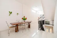 RedDoorz @ Fella Homestay Glugur Medan  호텔