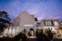 MOONSET Twilight Hotel (Beihai Yintan International Passenger Port)
