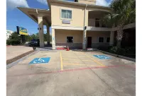 Scottish Inns & Suites Bay City, TX - parking