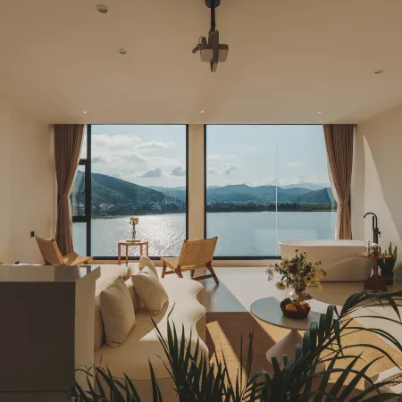 Yuxi · Peninsula Dawn | View Holiday Oceanfront Boutique Inn