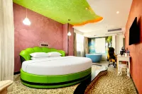 Jingfang E-Sports Hotel (Yangzhou Baoying Huaijiang Avenue Taishan East Road) - parking