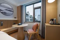 Floral Banlan Hotel (WuyuanCentral Cultural Square Branch) - parking