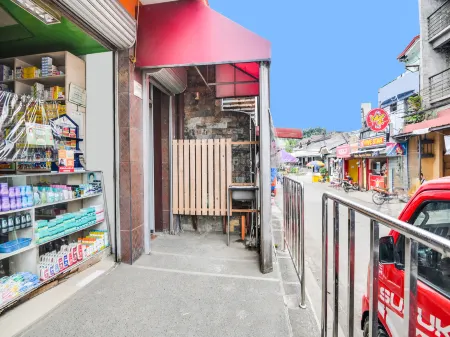 OYO 912 Fb Suites Отели в г. Маноло Фортич