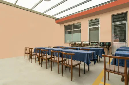 Venice Hotel (Qingdao Jiaodong International Airport Branch) Отели рядом со станцией Qingdaojichang Railway Station