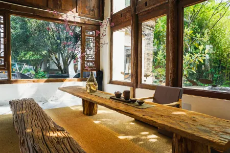 Song Yin·Naxi Style Garden·Snow Mountain Resort Homestay Отели рядом с достопримечательностью «Blue Moon Valley»