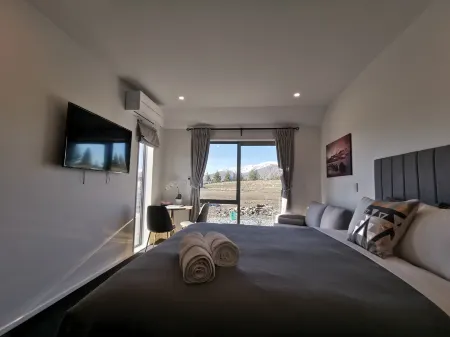 Skyrim Lodge Отели рядом с достопримечательностью «Mackenzie Sheep Dog Statue»