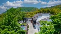 Anji Xianquan Yunlin Xijian Holiday Homestay Hotels in Hello Kitty Park