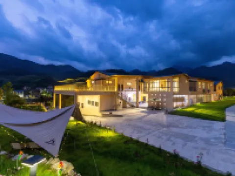 Yincaolu Zuoqin Youshu Homestay (Yuping Ancient Village Branch) Hotels near Shishe Village