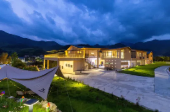 Yincaolu Zuoqin Youshu Homestay (Yuping Ancient Village Branch) Hotels near Shishe Village