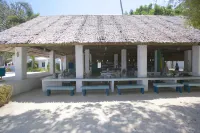 Lime N Soda Beachfront Resort - bar