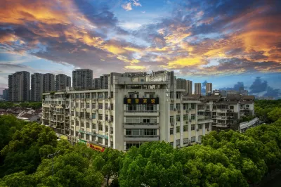 Beautiful View Light Luxury Holiday Hotel (Huzhou City Center) Hotel in zona Huzhou Stadium