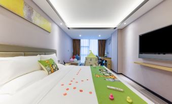 The middle room features a spacious bed, an attached bathroom, and a sitting area adjacent to it at Hejing Hotel (Futian Exhibition Center, Shenzhen)
