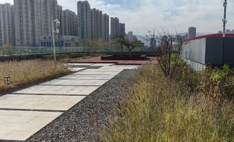 Shanxi International Sports Exchange Center. Hotel MoMc (Red Lantern Stadium)