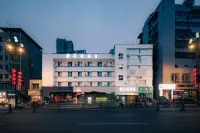 Leman Hotel (Leshan Zhanggong Bridge Gourmet Street)