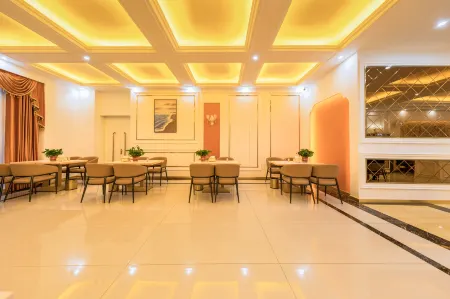 Royal Palace Hotel (Linyi Beiyuan Road) Отели рядом с достопримечательностью «Linyi University Foreign Language School»