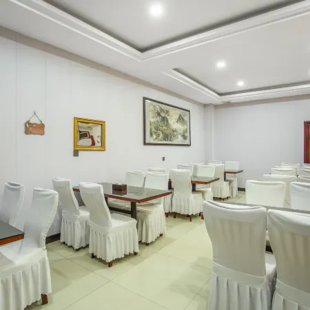 Feitian Holiday Hotel (Zhangye West High-speed Railway Station Bell and Drum Tower)
