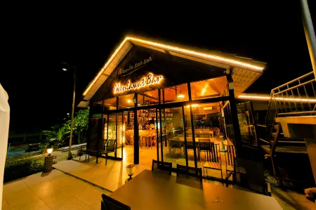 Neenlawat Riverside Отели рядом с достопримечательностью «Wat Sathol Thammaram»