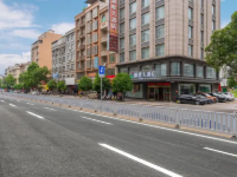 Cenxi Yuanfeng Hotel (Tanhua Bus Station) Hotels in Cenxi