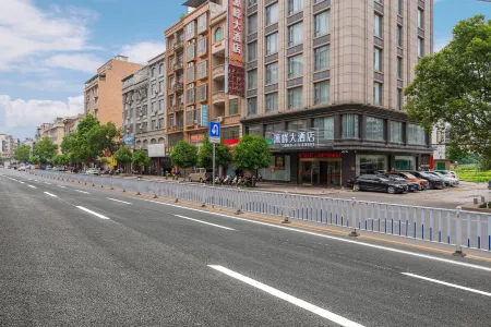 Cenxi Yuanfeng Hotel (Tanhua Bus Station) Отели в г. Цэньси
